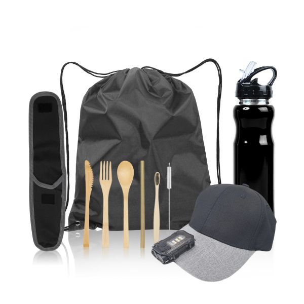 סט הכולל: 
פנס יד FORCELIGHT קומפקטי עם קליפס לתלייה +
כובע CAPELLA אופנתי 6 פאנל +
בקבוק נירוסטה עם קש נשלף 700ML +
סט סכום עשוי במבוק בנרתיק עם שאקל +
תיק שרוכים עשוי ניילון. 